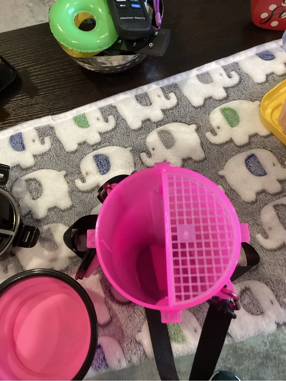 NWOT - Hot Pink Water & Food Btle w/Blk Strap, Leash, Car Restraint, & Collar!!!